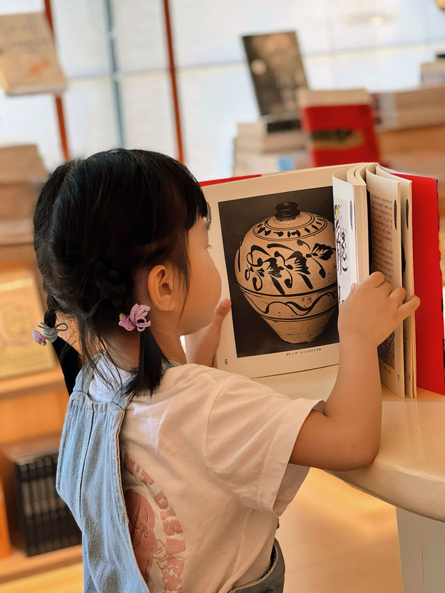 深圳最好拍的書店，現實版的盜夢空間