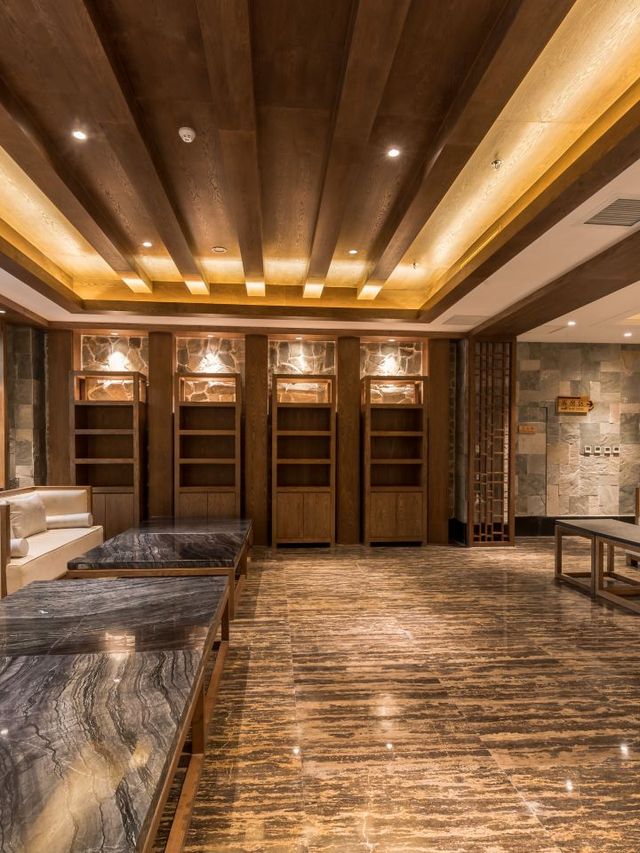 🏔️ Changbai Mountain's Cozy Retreat: Eco-Luxury & Hot Springs! 🛀