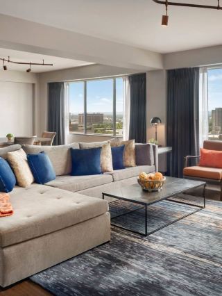 🌟 Louisville Luxe: Hyatt Regency's Highlights 🏨✨