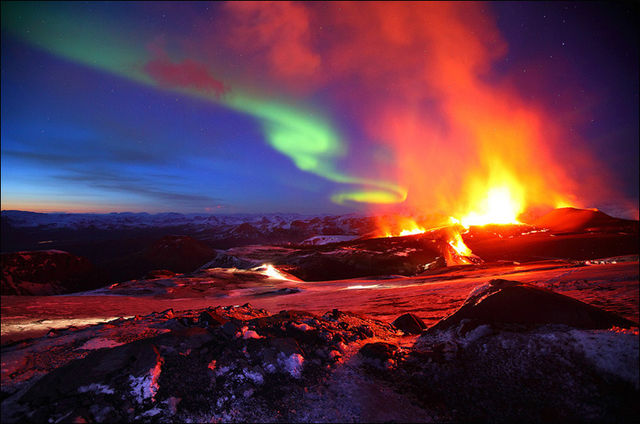 捕捉百年一遇壯觀景色 極光邂逅火山爆發。