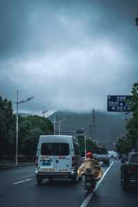 不在新疆蘇州人有自己的「阿勒泰」||雨後通往大陽山的路上， 只見山間霧氣繚繞， 彷彿一幅流動的水。