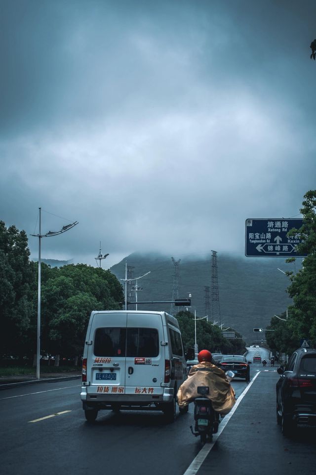 不在新疆蘇州人有自己的「阿勒泰」||雨後通往大陽山的路上， 只見山間霧氣繚繞， 彷彿一幅流動的水。