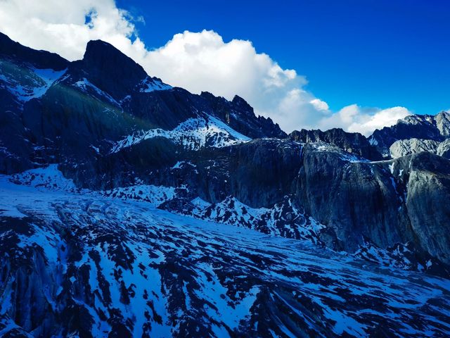 麗江下雪啦玉龍雪山。