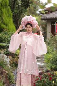 枫葉如火的十一月，安住在麗江山嵐溪畔。
