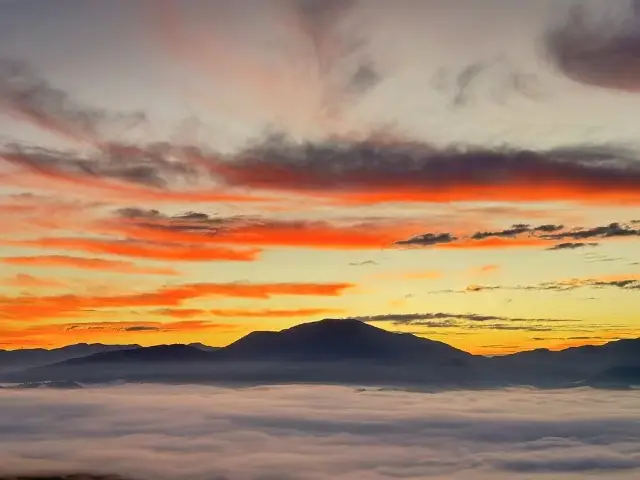 Experience the romance of sunrise and sunset at Jingmai Mountain