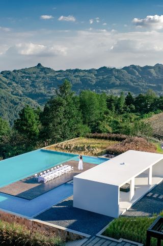 Stayed right in Zhangjiajie! 10min to the scenic area and you can even see the sea of clouds from your window