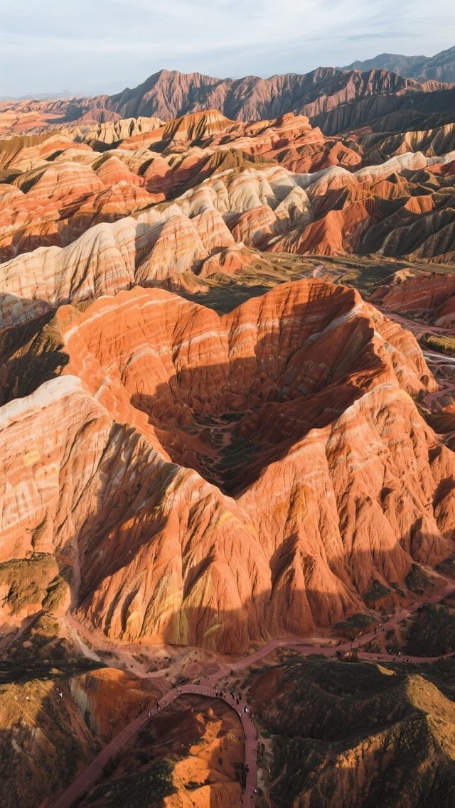 水墨丹霞丨有多層級彩色丘陵與柱狀峰叢丨灰度系丹霞如潑墨山水