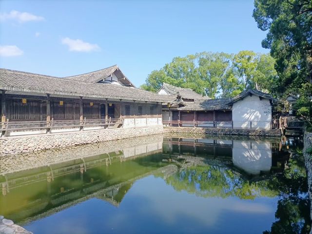 古村秋色藏詩意