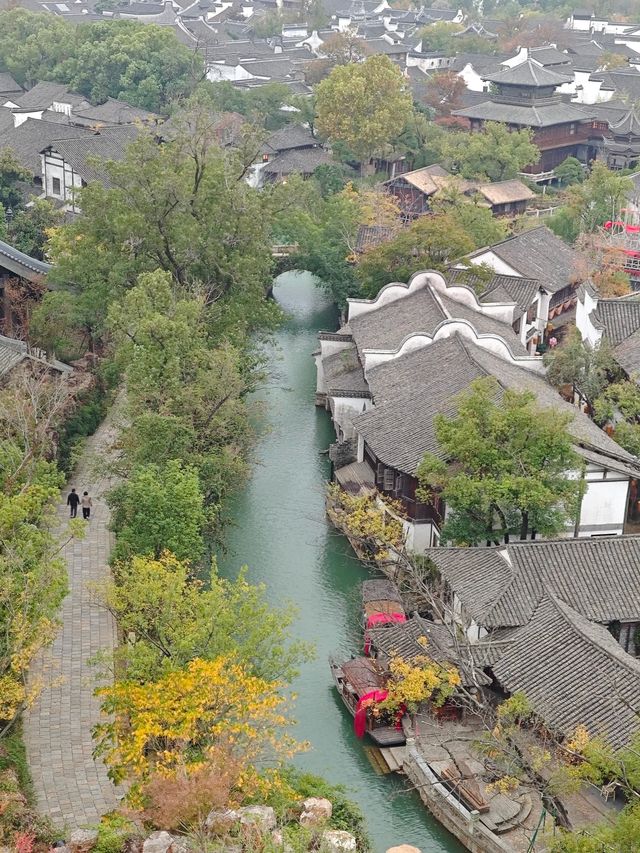 古鎮晨寐，塔上獨醒！