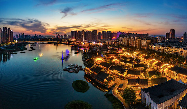 柳葉湖冬日畫卷，暖陽帳篷點綴湖畔