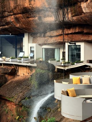 ซูรื่อชิงเหอที่ซ่อนตัวอยู่ระหว่างหน้าผา,