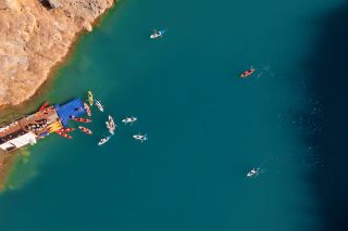 A hidden gem, "Yueshan Chacha," has been discovered near Zhengzhou, with its blue lake offering a truly healing experience.