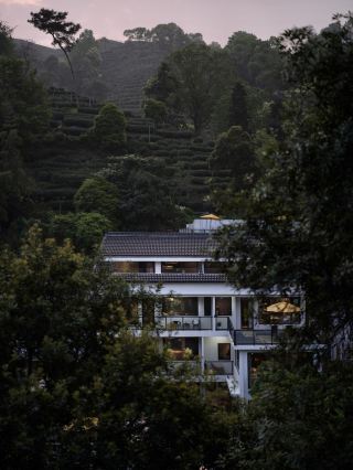 西湖のほとりで温泉に浸かり、束の間の贅沢なひとときを！