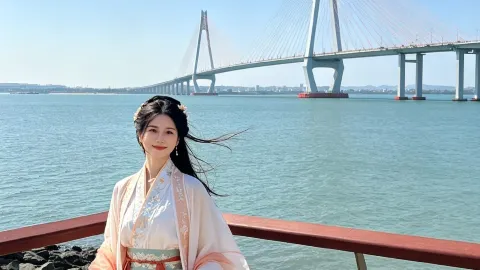 Maoming Bay Wetland Park May Travel Guide: In May, Maoming Bay Wetland Park boasts gentle sea breezes, lush greenery, and 500 acres of secluded coastal scenery open to the public free of charge. — traveler post in Maoming