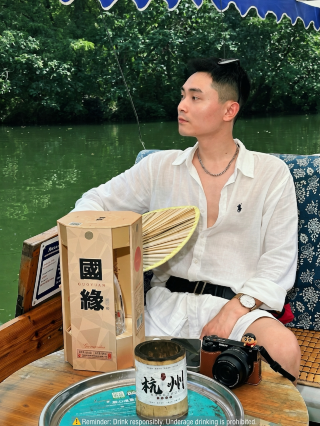 A new way to citywalk in Hangzhou: Boat rides, drinks, and lotus viewing