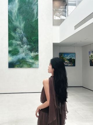 Encounter the slow pace of Dongqian Lake deep within an ancient residence