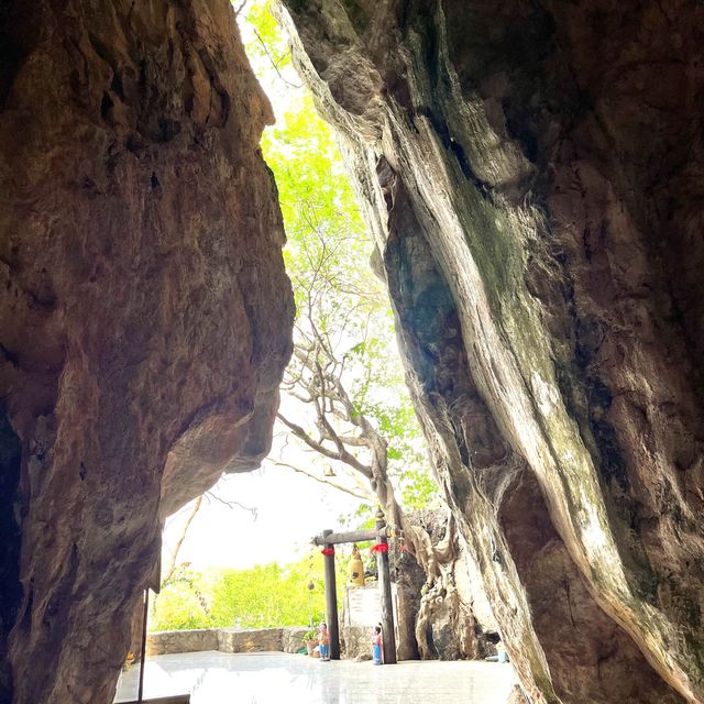 ลอดถ้ำใบโพธิ์ ณ วัดชะอำคีรี