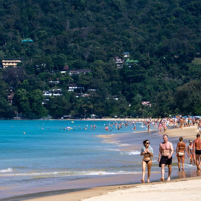 หน้าร้อนทะลสีฟ้าที่ หาดกะรน จ.ภูเก็ต