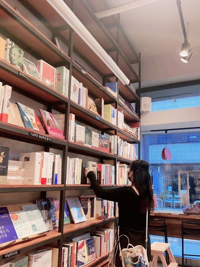📚 Ceiling high bookshelves