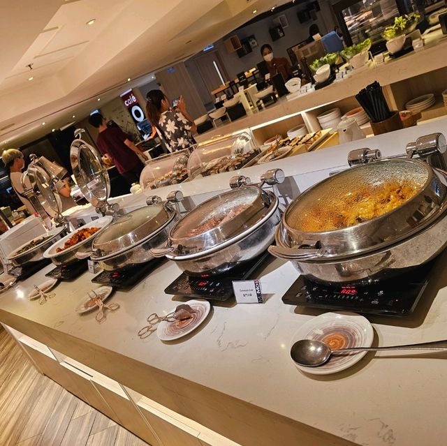 「萬宜酒店Momo cafe生蠔環球海鮮晚餐，網上預購優惠只需三百多元一位」