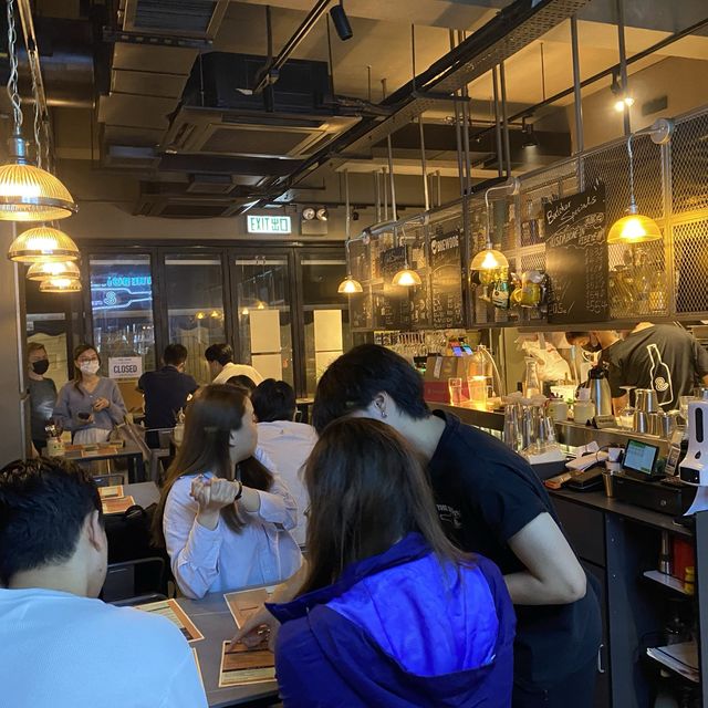 工業風型格扒房😛竟然有鴕鳥肉食？