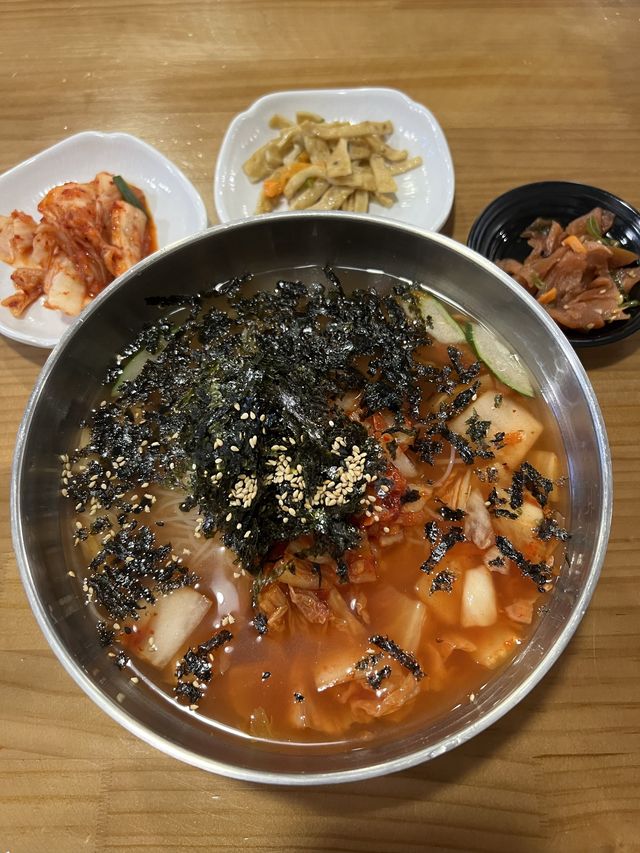 鐘路3街の「マンボク ククスチブ」でさっぱり冷たい麺を