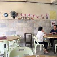 Dry and soup bak kut teh, traditional setting
