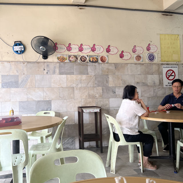 Dry and soup bak kut teh, traditional setting
