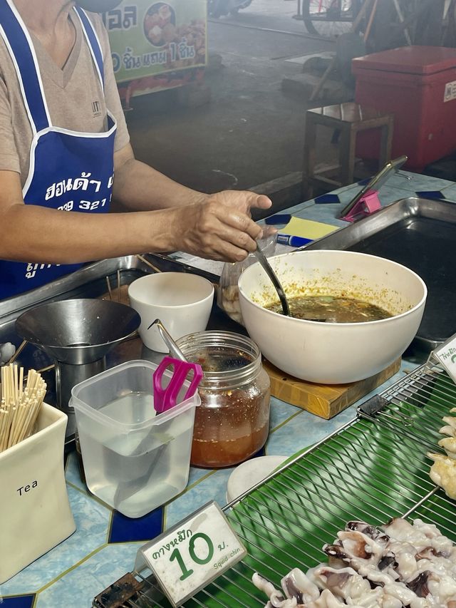 ปลาหมึกย่าง เจ๊หวิน 🌶️🐙 ตลาดนัดเซนทริค จันทบุรี 