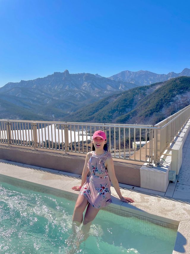 여기가 바로 K-스위스💚 눈 쌓인 울산바위 바라보며 수영하기 어때?🏔️