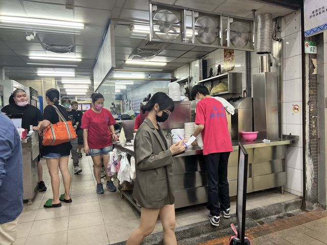 台北饒河街美食｜后庒排骨酥麵，料多味美，特製控肉飯很好吃