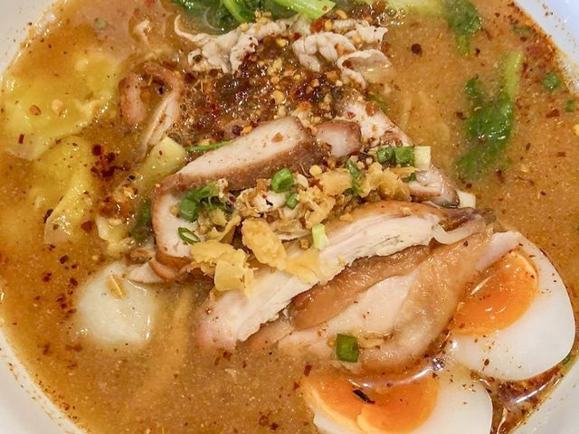 ก๋วยเตี๋ยวต้มยำไข่หวาน รสเข้มข้น จ. ตรัง