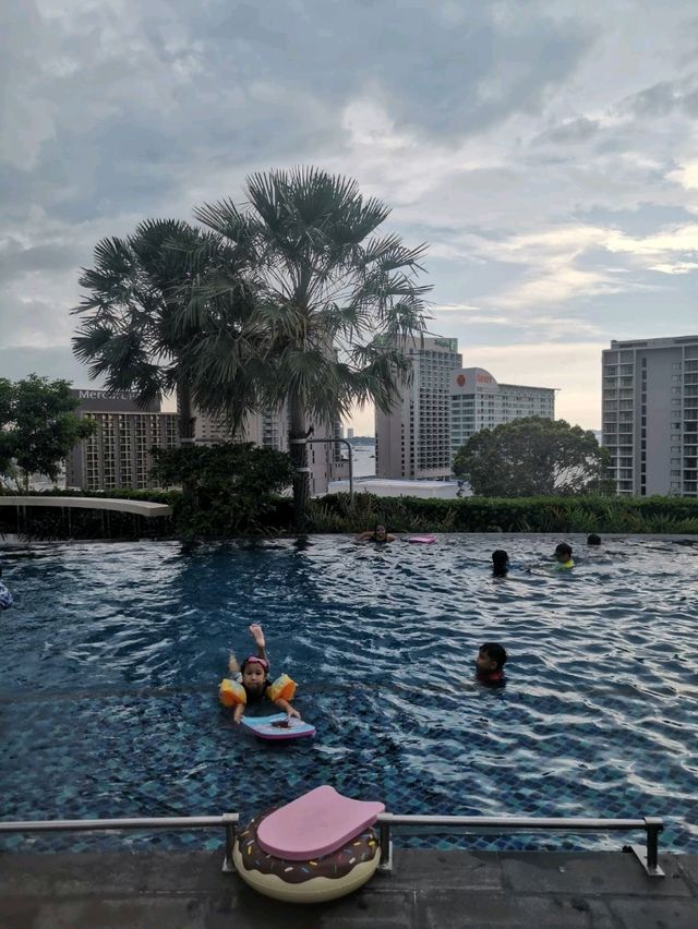 ที่พักมีสวนน้ำสุดฟิน หาของกินได้ถูกใจ @ พัทยา
