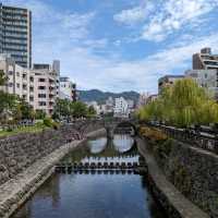 長崎の眼鏡橋の【♡石】中々、見つけられずに、幼稚園児の遠足の後に付いて行って発見！。