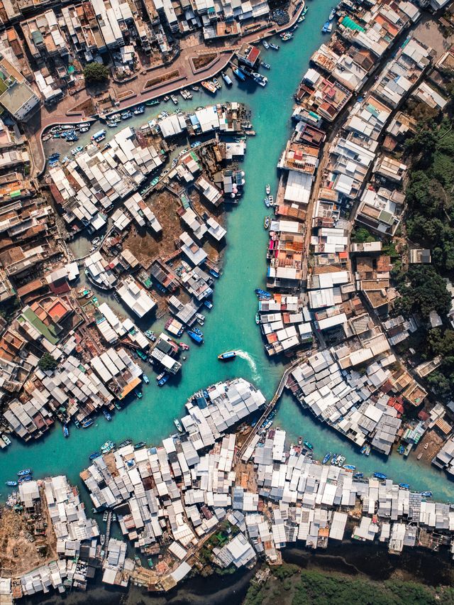 Explore the scenic fishing village of Tai O in Hong Kong! 📷