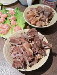 「毛記海南東山羊x靚靚」，主打新鮮不隔夜即切羊肉，重點係用炭爐火鍋，羊肉湯底更熬足6個鐘，夠晒暖笠笠🔥🔥