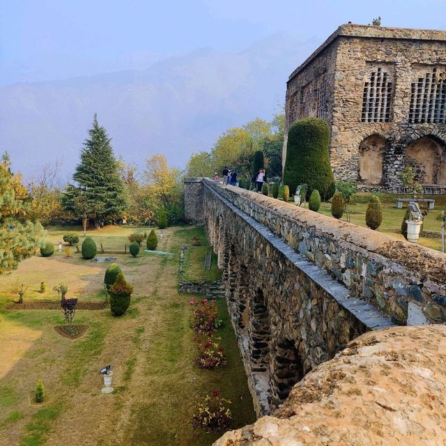 A hidden palace with foggy mountains 😍