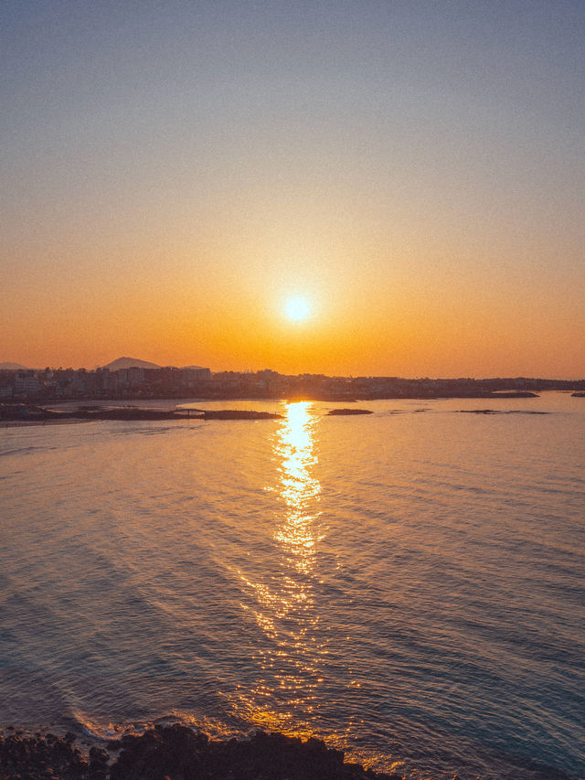 에메랄드빛 해변과 고운 백사장이 있는“함덕 해수욕장”