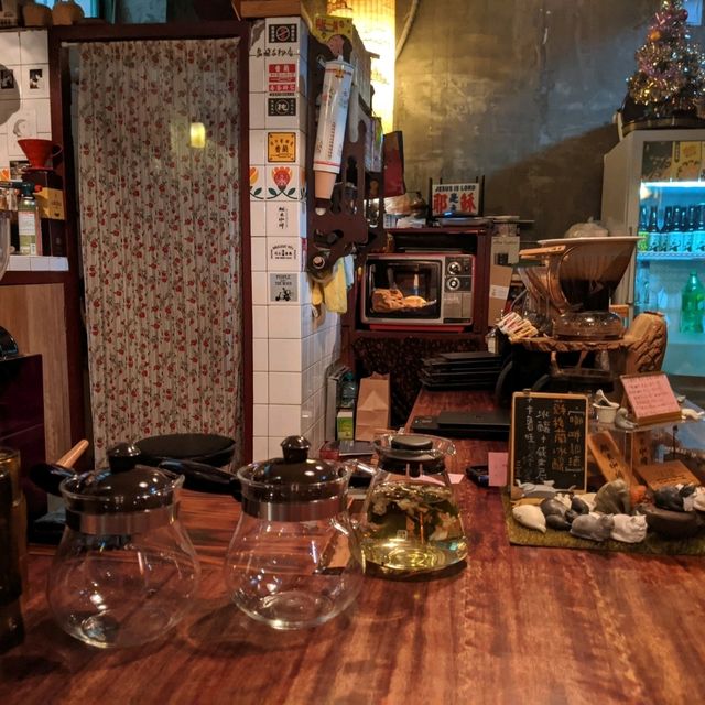 菜市場二樓的神秘小天地，滿滿港式復古風：秘氏咖啡