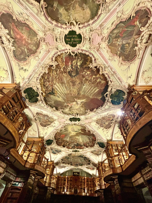 【瑞士】St. Gallen聖加侖修道院：瑞士最美的圖書館和巴洛克式大教堂 I 春天好去處