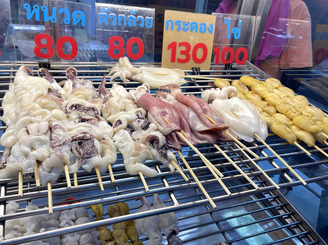 นายปาดหมึกย่างหมวกแดง ร้านเก่าแก่เมืองปากน้ำ