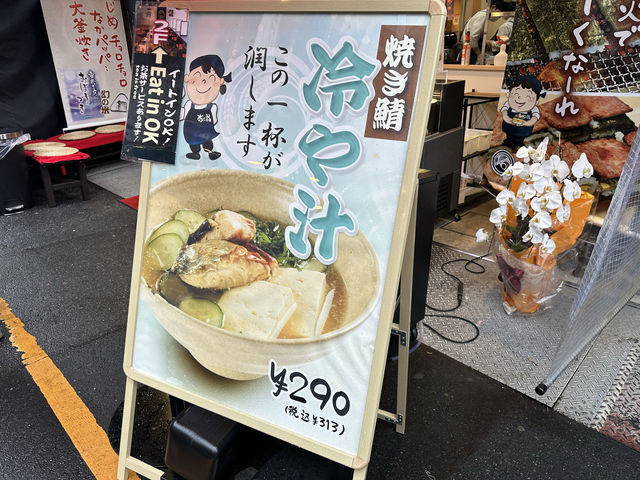 東京・アメ横。2階にイートインスペースあります『ごちそう焼むすび おにまる』