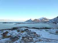《小島》【挪威羅弗敦群島】翠綠山巒、紅色漁屋，絕佳攝影之選