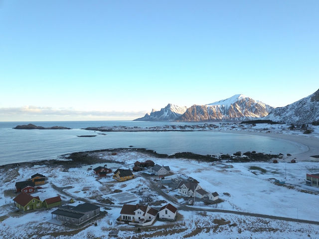 《小島》【挪威羅弗敦群島】翠綠山巒、紅色漁屋，絕佳攝影之選
