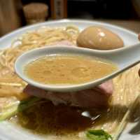 【大阪・十三】じっくり煮出した豚骨スープと水が決め手「創業麺類元年 1代目猿肉亭」