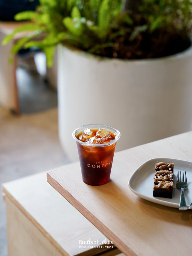 จิบกาแฟริมคลอง พร้อมชมวิวภูเขาทอง