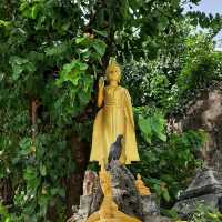 สักการะหลวงพ่อโบสถ์น้อย