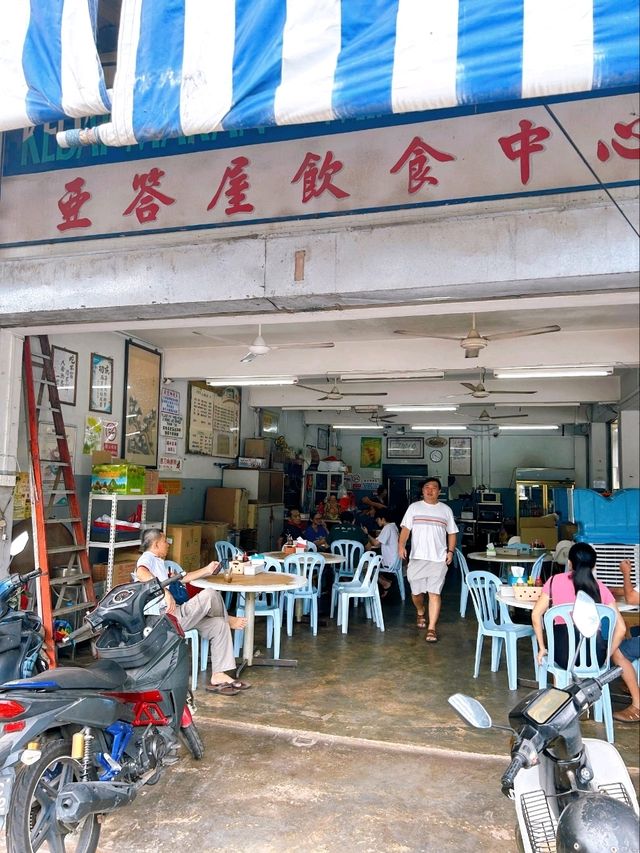 Enjoying Local Thick Black Noodles at Atap-OD Yong Peng