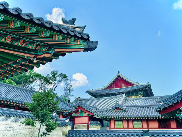 Deoksugung Palace was a unique and beautiful experience🇰🇷👫