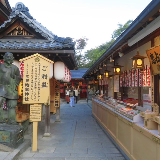 清水寺 ，一束藍光配秋天的楓紅美景